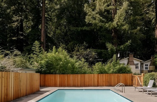 Guerneville Hotel | Enjoy the Calm and Reserved Ambiance! Free Private Parking, Outdoor Pool