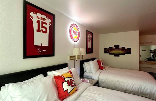 Eureka Springs Historic District Resort | Enjoy the Champion double-queen suite of the KC Room at GloryDayz!