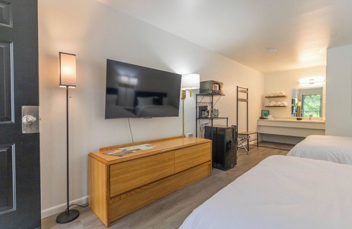 Eureka Springs Historic District Resort | Enjoy the charm of Suite Number 11 at GloryDayz!