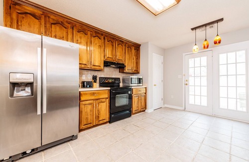 Warner Robins House | Enjoy the Creature Comforts House/King Bed/Pet Friendly