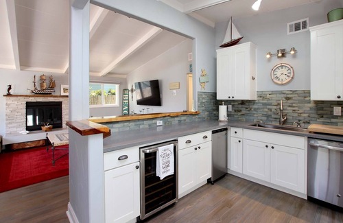 Eastside Santa Cruz House | Enjoy the sun and the great atmosphere at the Surf Shack. A beautiful cottage.