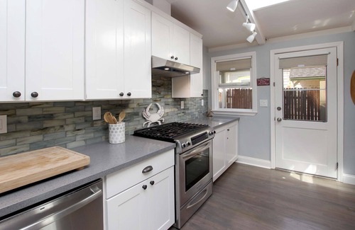 Eastside Santa Cruz House | Enjoy the sun and the great atmosphere at the Surf Shack. A beautiful cottage.
