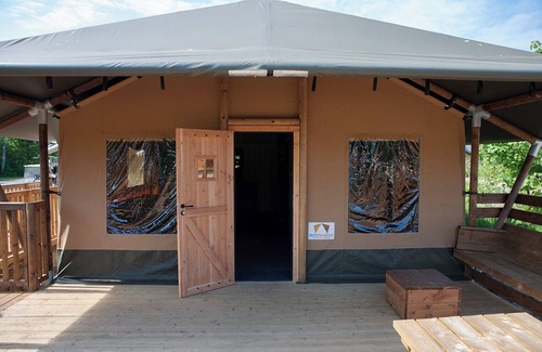 Nieuw Heeten House | Enjoy the ultimate glamping experience in the Safaricottage XL for 8 people by the pond at Vakantiepark de Sallandshoeve, perfect for families and nature lovers.