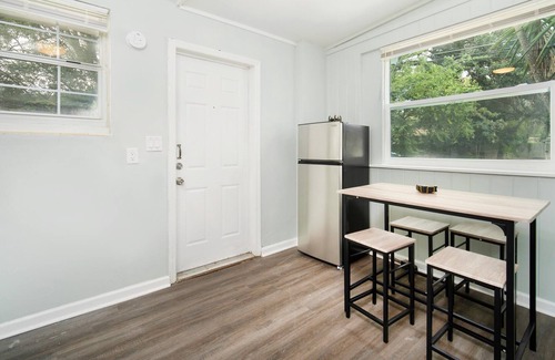 Murray Hill Apartment | Enjoy this comfortable and cozy home in Murray Hill area
