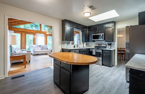 Marietta House | Enjoy This Roomy Cabin Style 5BR With A Pool Table
