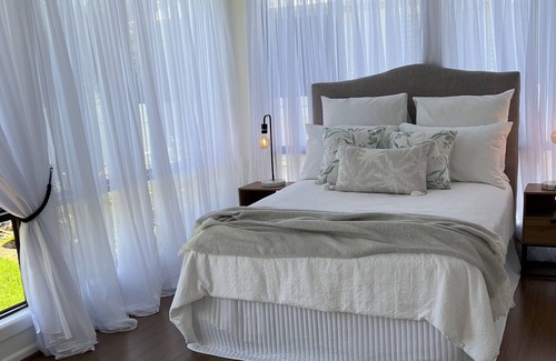 Scarborough Cottage | Enjoy your morning walk and swim just 400m to a beautiful Queens North beach