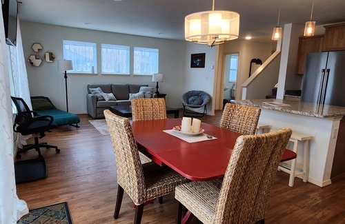 Moclips House | Enjoy your next vacation by the sea in this bright and inviting home.