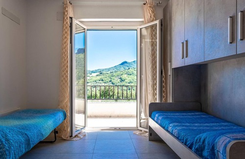 Farindola House | Enjoy your rest in this beautiful and modern vacation home in the middle of Farindola's nature.