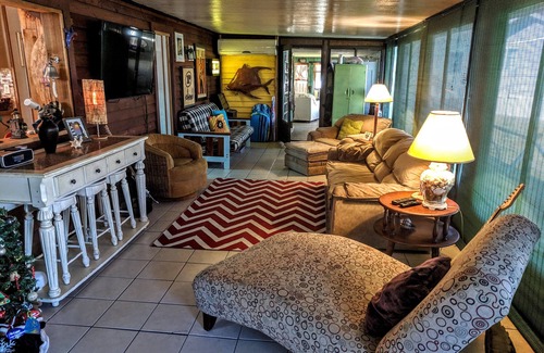 Upper Grand Lagoon Resort | Enjoy your vacation stay at Emerald Pointe Resort in our nostalgic bungalow!