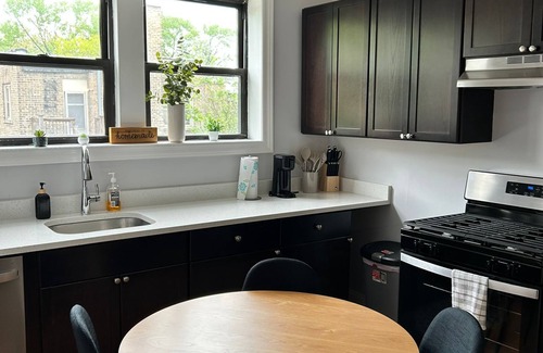 West Ridge Apartment | Enjoyable apartment with AC in vibrant Chicago