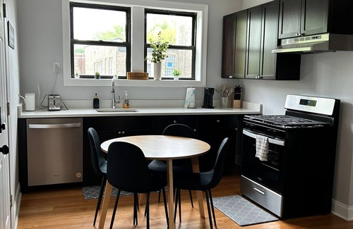 West Ridge Apartment | Enjoyable apartment with AC in vibrant Chicago