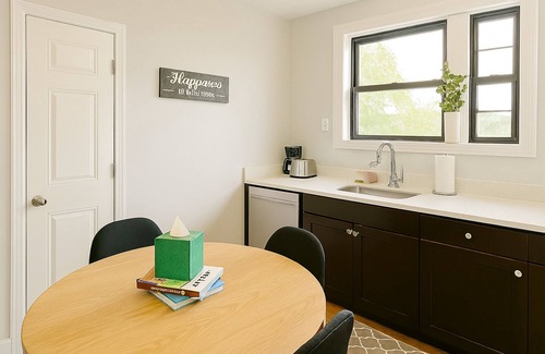 West Ridge Apartment | Enjoyable apartment with AC in vibrant Chicago