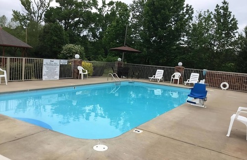 Cabot House | Enjoyable Stay! Seasonal Pool, FREE Breakfast, FREE Parking, Pet-friendly!