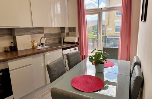 Homerton Apartment | Enormous Family Flat (7 guests)