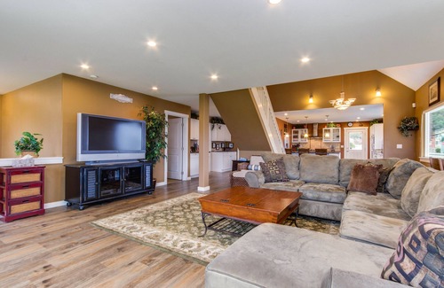 Roads End Cottage | Enormous ocean-view homes with firepit & deck - short walk to the beach