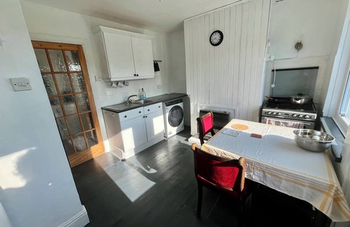 Goodwick House | Ensuite Double Woodland/Sea View 3 minutes from Harbour