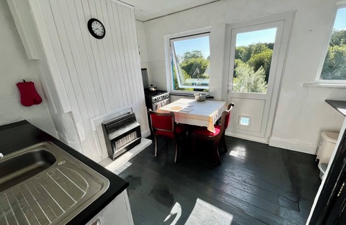 Goodwick House | Ensuite Double Woodland/Sea View 3 minutes from Harbour