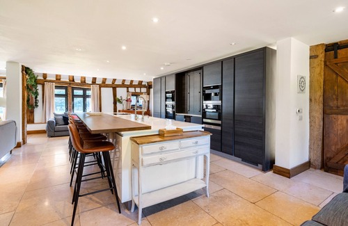 Bray on Thames House | Entertain, Celebrate, Relax in Period Luxury Barn - Perfect for family groups