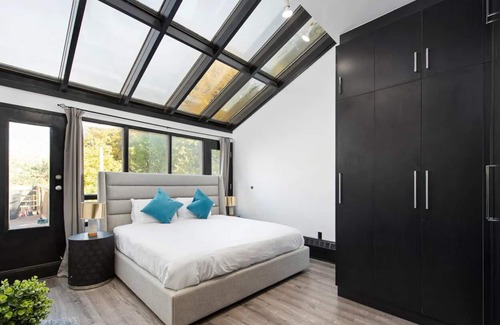 West Queen West Apartment | Entertainer's Dream/ Downtown monyxbnb.com