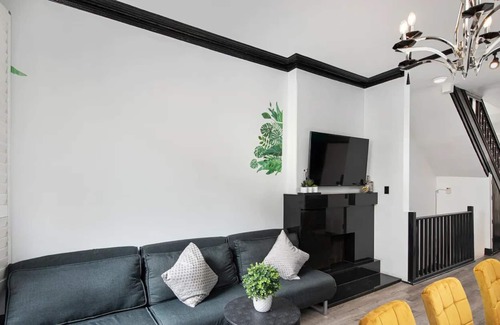 West Queen West Apartment | Entertainer's Dream/ Downtown monyxbnb.com