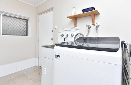 Cessnock House | Entertainer with Pool in Hunter Valley & Wineries - FREE WiFi - Swimming Pool - Wineries - Concerts - HV Gardens & Zoo