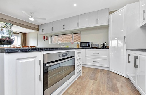 Cessnock House | Entertainer with Pool in Hunter Valley & Wineries - FREE WiFi - Swimming Pool - Wineries - Concerts - HV Gardens & Zoo