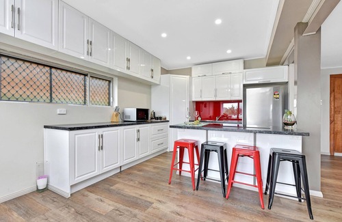 Cessnock House | Entertainer with Pool in Hunter Valley & Wineries - FREE WiFi - Swimming Pool - Wineries - Concerts - HV Gardens & Zoo