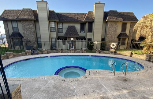 Bonanza Condo | Entire 2 bed 3 bath condo in Central Laredo