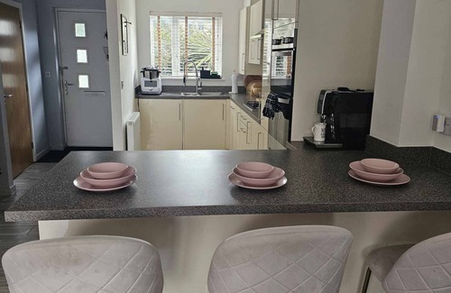 Plymouth House | Entire 2 Bedroom House Modern, Stylish & Luxury. Pet-Friendly!