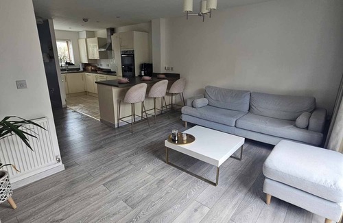 Plymouth House | Entire 2 Bedroom House Modern, Stylish & Luxury. Pet-Friendly!