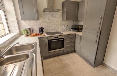 St Helens House | Entire 2BR/3Bed House by Carr Mill Dam - Free Parking, Near Liverpool, Sleeps 6
