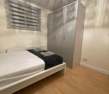 Finsbury Park House | Entire 3 BR Home - Minutes to Emirates Stadium!