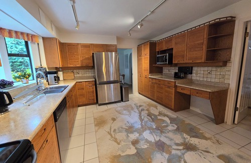 Edgemont House | Entire 3br luxury house with 2 King & 2 TwinXL beds with Private Japanese garden