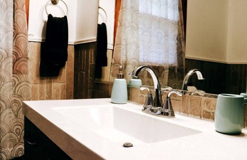 Preston House | Entire 6 bedroom house 2 mi to Foxwoods, sleeps 12