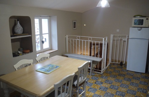 Fontaine-de-Vaucluse House | Entire apartment, 5 beds, shaded terrace