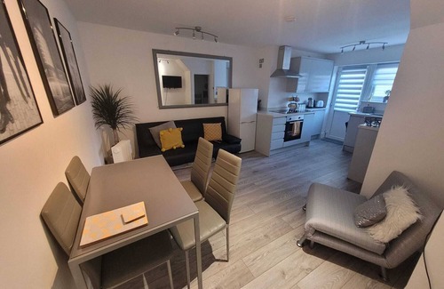 Margate Apartment | Entire Apartment With sun Filled Private Garden