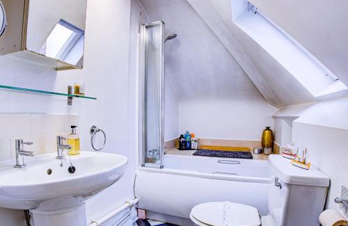 Westcliff-on-Sea Apartment | Entire artistic open-apartment