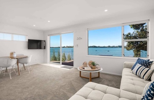 Tauranga House | Entire Beachfront Complex: Your Private Paradise for Large Groups