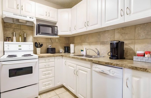 Beltline Condo | Entire Condo Downtown/UG Parking/walk to BMO & Stampede/1.5 hrs to Banff