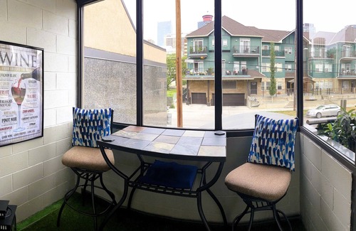 Beltline Condo | Entire Condo Downtown/UG Parking/walk to BMO & Stampede/1.5 hrs to Banff