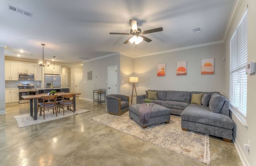 Downtown Memphis House | Entire Cozy Duplex Ideal for Families & Groups