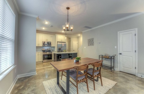 Downtown Memphis House | Entire Cozy Duplex Ideal for Families & Groups