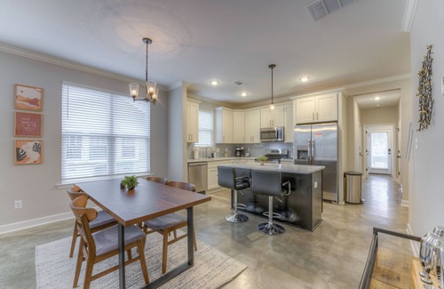 Downtown Memphis House | Entire Cozy Duplex Ideal for Families & Groups