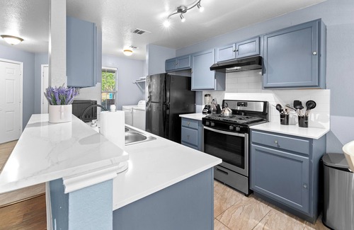 Franklin Park House | Entire Duplex - 10 Min From Downtown - Sleeps 20