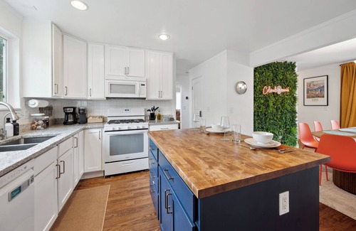 Westminster House | Entire Family Home: 2 KING Beds, Golf Course, BBQ, and Movie Room
