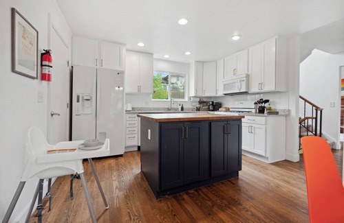Westminster House | Entire Family Home: 2 KING Beds, Golf Course, BBQ, and Movie Room