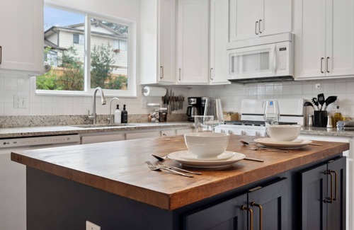 Westminster House | Entire Family Home: 2 KING Beds, Golf Course, BBQ, and Movie Room