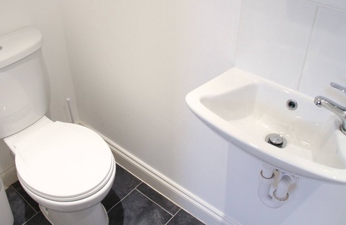 Copers Cope Apartment | Entire fresh & modern London studio 6