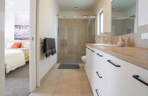 Portland Cottage | Entire Guest House With Private Entrance Onsite Parking, Queen bed and Ensuite