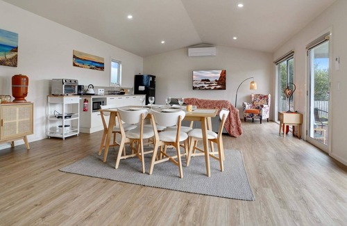 Portland Cottage | Entire Guest House With Private Entrance Onsite Parking, Queen bed and Ensuite